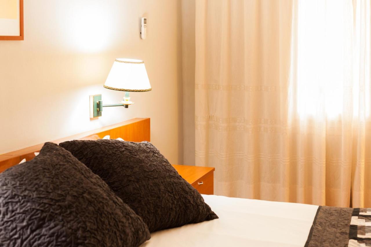 Hostal Restaurant Roma Cubells エクステリア 写真