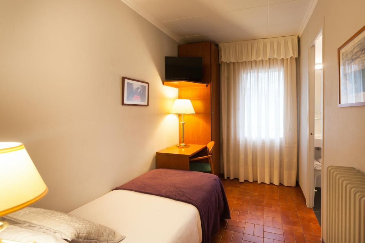 Hostal Restaurant Roma Cubells エクステリア 写真