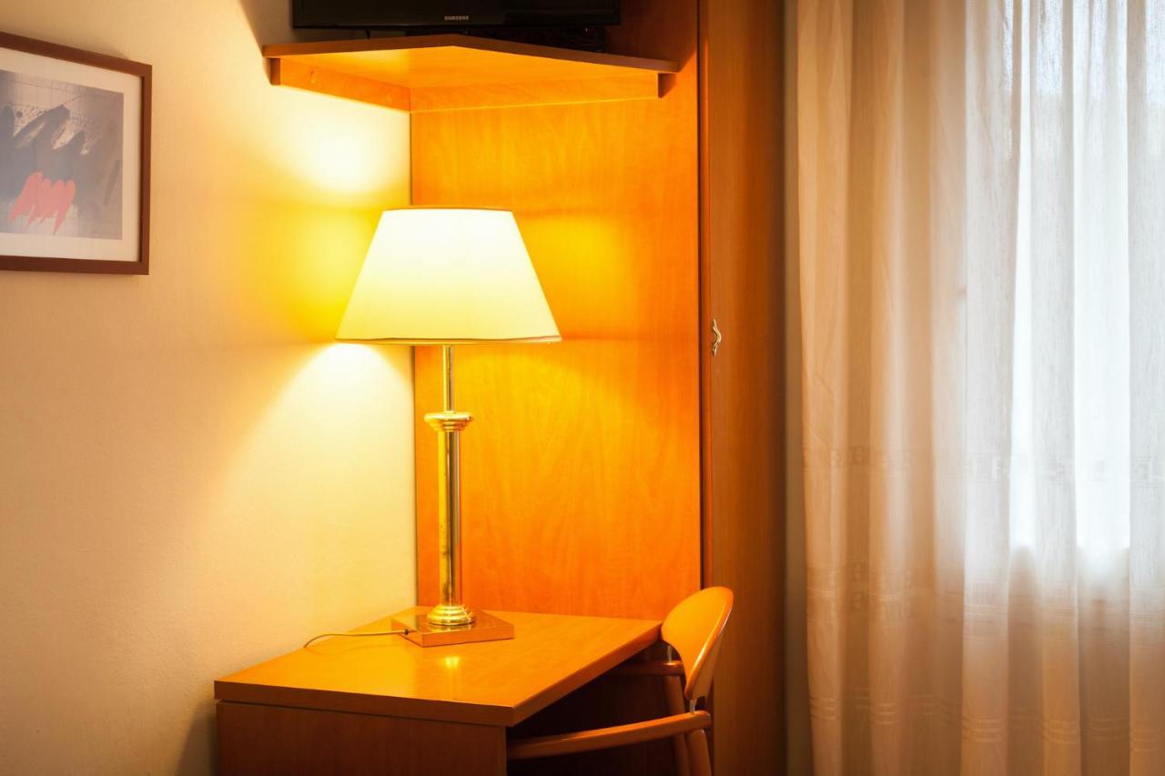 Hostal Restaurant Roma Cubells エクステリア 写真